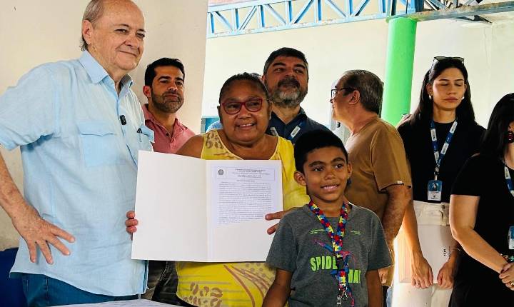 Prefeito entrega mais de 300 títulos de propriedade no Residencial Zilda Arns