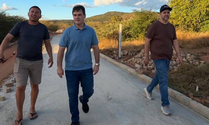 Presidente da ALEPI acompanha obras de calçamento no bairro Ipueiras