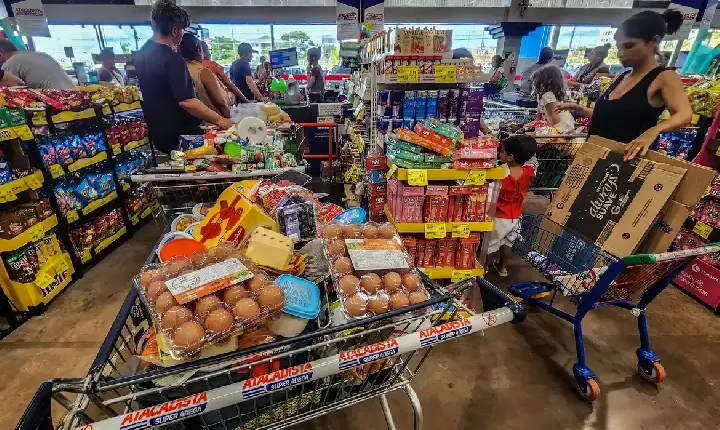 Prévia da inflação perde força pelo 2º mês e fecha abril em 0,41%