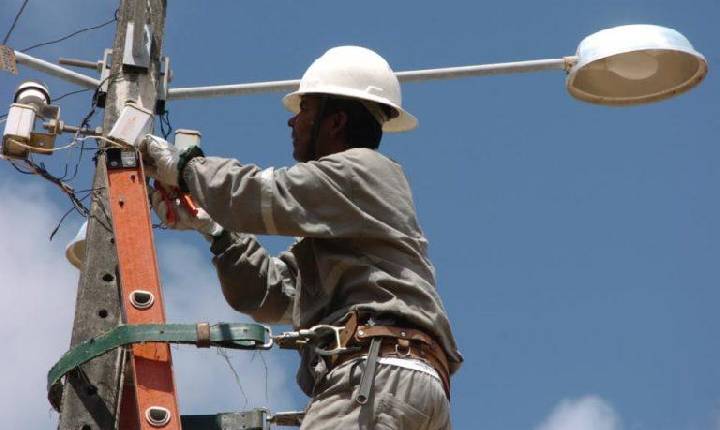 Projeto estabelece regras para uso de postes por empresas de energia e telefonia