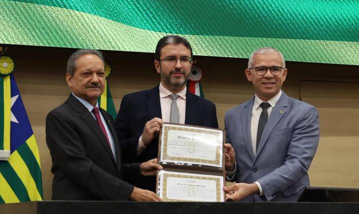 Promotor de Justiça cearense é homenageado com cidadania na Alepi
