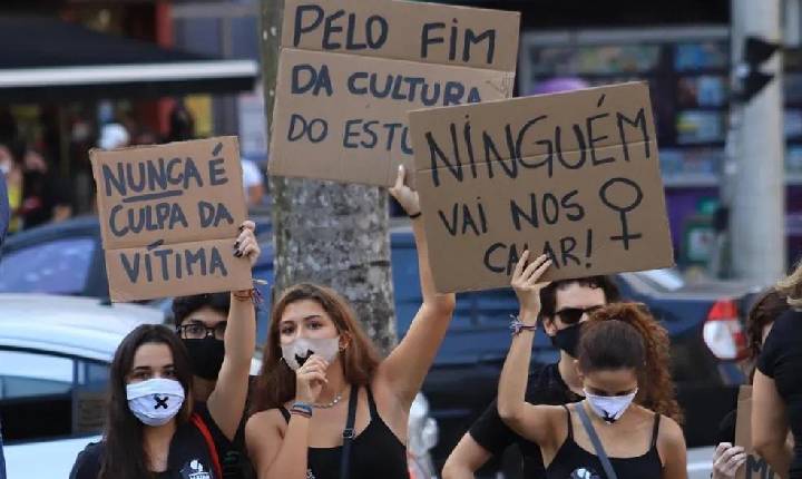 Quase 50% das mulheres maiores de 16 anos sofreram assédio em 2025