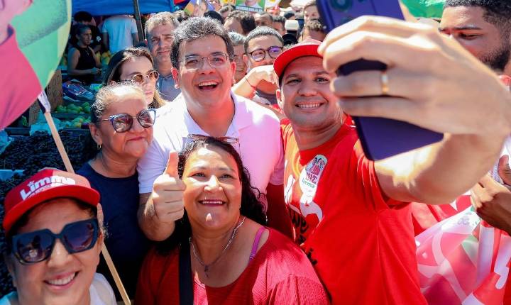 Rafael Fonteles faz caminhada no Mercado do Dirceu no primeiro dia de campanha