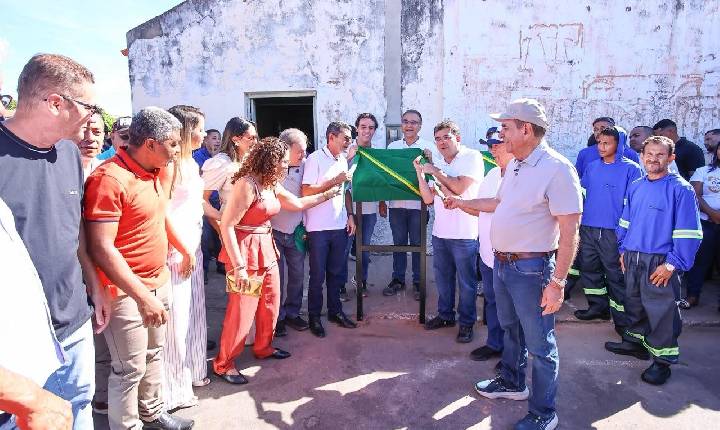 Rafael Fonteles visita obras de asfalto em 14 ruas de Santa Luz