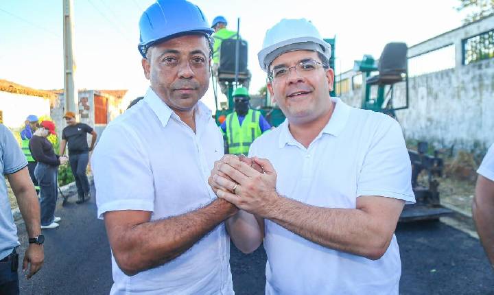 Rafael Fonteles vistoria obras de pavimentação asfáltica em Júlio Borges