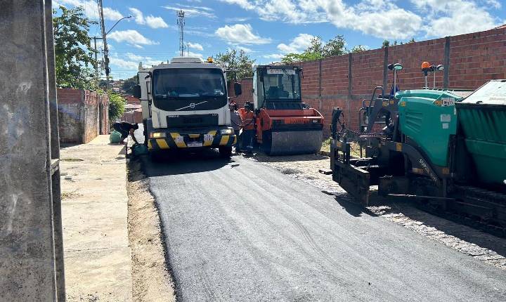 Rafael Fonteles vistoria obras do Programa Mais Asfalto na zona leste de Teresina
