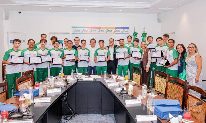 Rafael homenageia estudantes medalhistas em olimpíadas do conhecimento