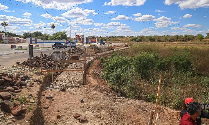 Rafael inspeciona obras de urbanização em Caracol e de estádio em Guaribas