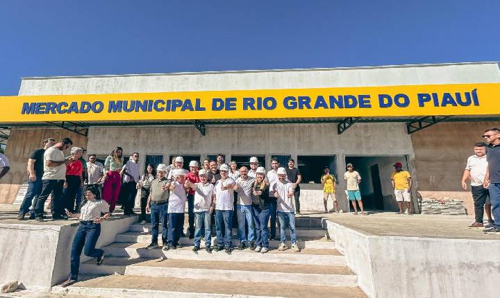 Rafael inspeciona obras de reconstrução do mercado em Rio Grande do Piauí