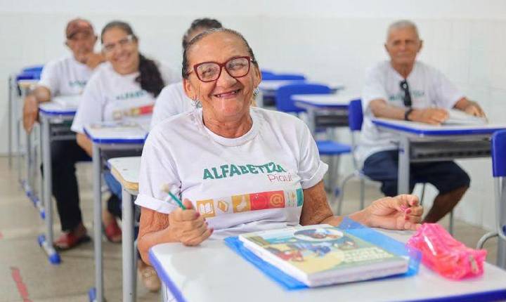 Rafael quer reduzir pela metade o analfabetismo entre jovens e adultos