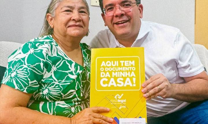 Rafael visita moradora que recebeu registro de imóvel 22 anos depois das chaves