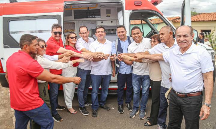 Rafael vistoria obra e entrega ambulância e ônibus em São José do Peixe