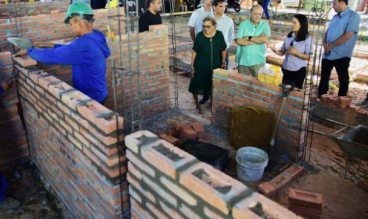 Reforma da Praça do Fripisa valoriza mulheres que comercializam livros usados