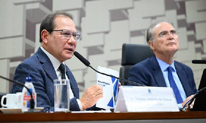 Senadores cobram do presidente do BRB a situação após perdas com o Banco Master