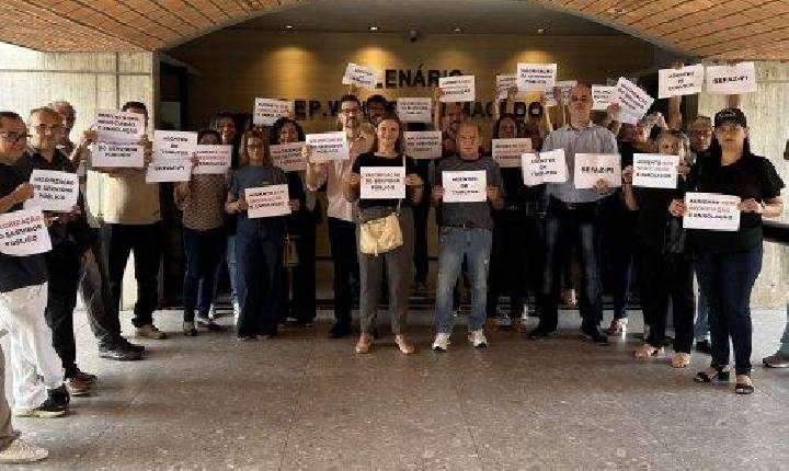 Servidores estaduais protestam na Alepi contra proposta de reajuste linear