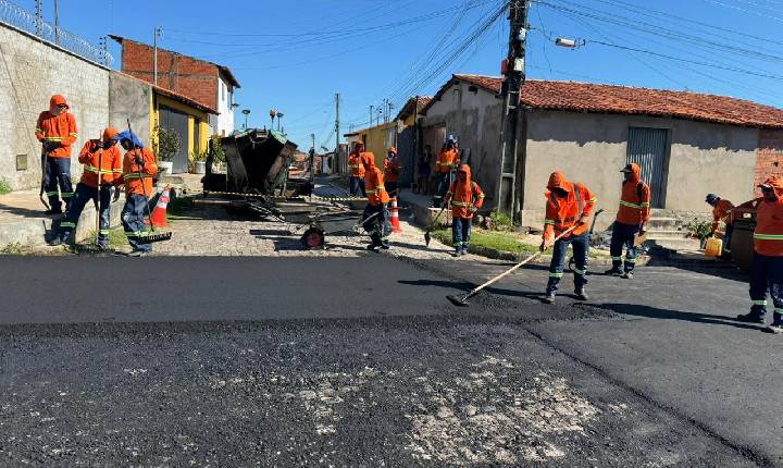 Severo Eulálio acompanha pavimentação de ruas em comunidade de Teresina