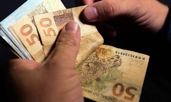 Valor do salário mínimo deverá subir para R$ 1.741 em 2027