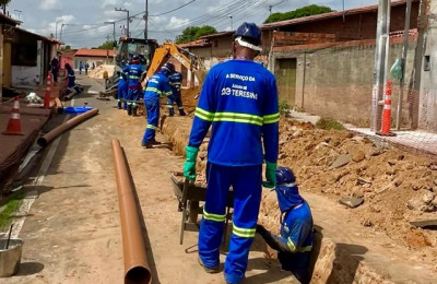 Ampliação da rede de esgotamento sanitário avança em vários bairros de Teresina