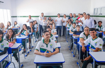 Governador inaugura escolas em Parnaíba e Luís Correia e visita obra da Escola do Mar