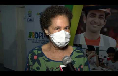 Regina Sousa comemora o lançamento do Cartão Sasc Emergencial