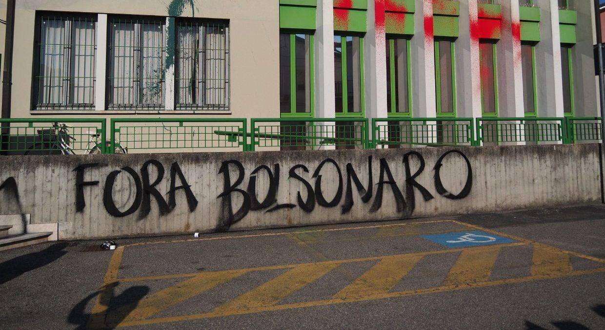 Manifestantes protestam contra Bolsonaro na Itália