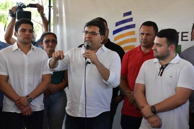 Governador do Piauí, Rafael Fonteles, discursa na entrega da rodovia