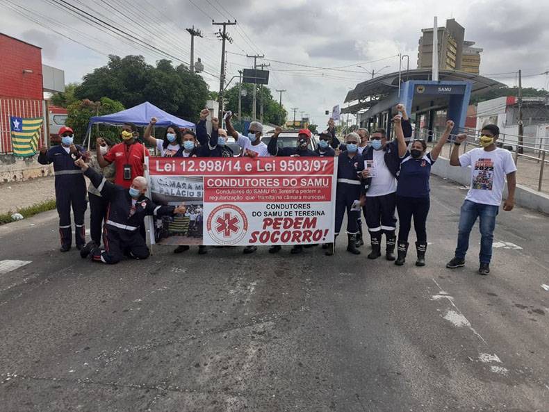Protesto dos motoristas do Samu, na Avenida Gil Martins, na zona Sul de Teresina