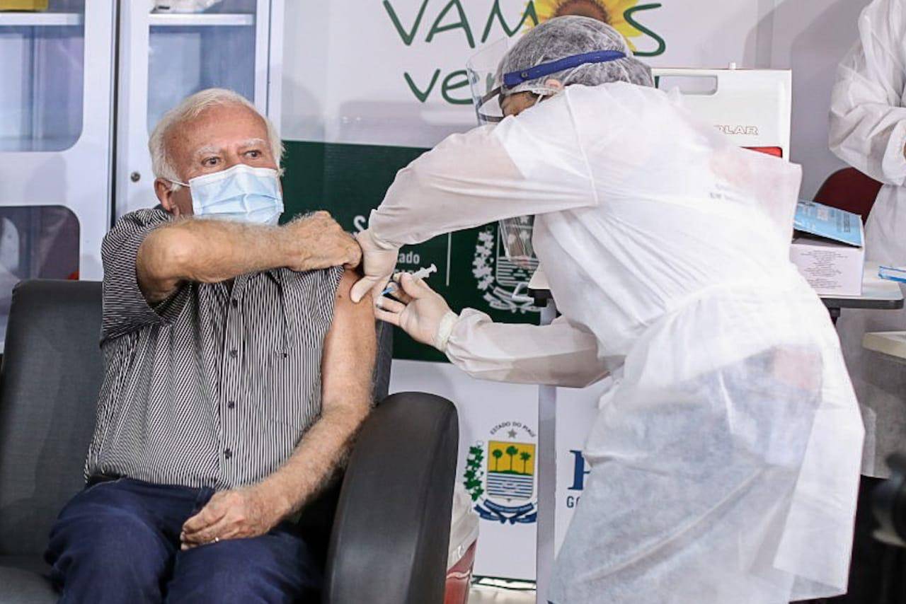 O médico Joaquim Vaz Parente, 75 anos, foi o primeiro a receber a vacina Coronavac no Piauí