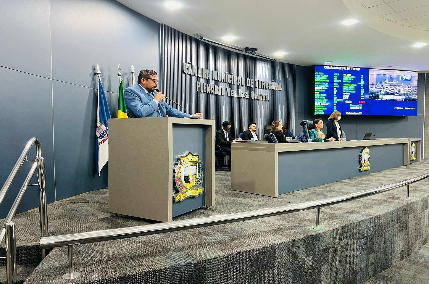 João Pereira defende aumento salarial de 22% para trabalhadores da Educação