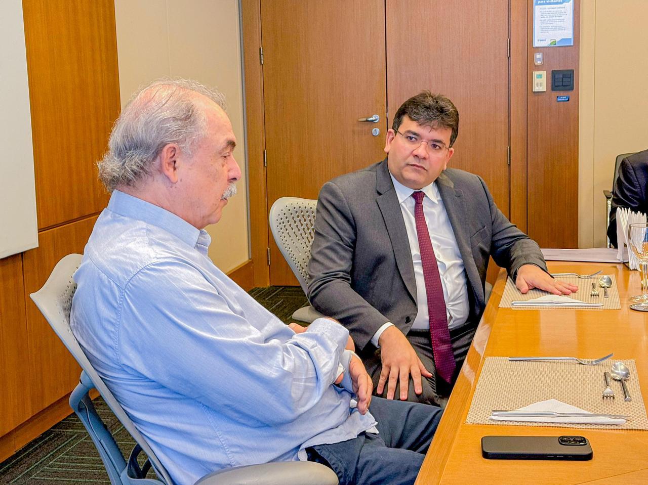 Rafael Fonteles lança livro com diretrizes para o desenvolvimento do Piauí