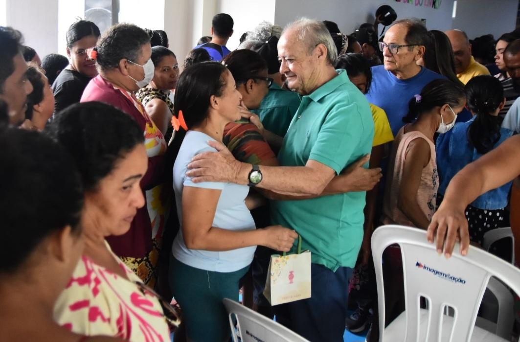 Sílvio Mendes entrega 417 registros de imóveis na zona Leste
