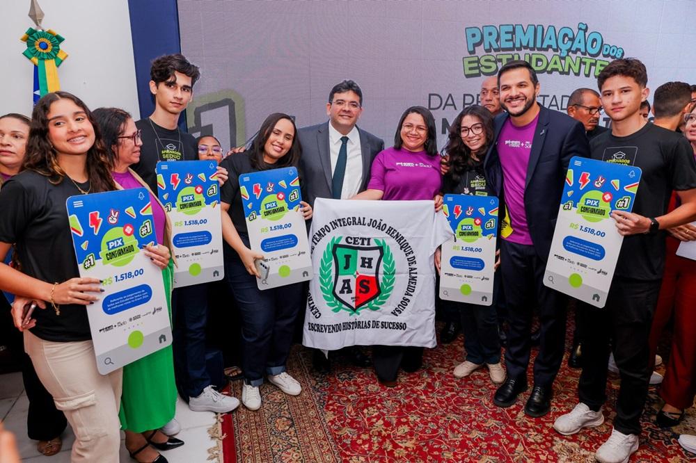 Governo concede bolsa a 50 estudantes com melhor desempenho no Enem