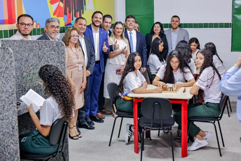 Rafael Fonteles entrega reforma de escola premiada na zona sudeste de Teresina