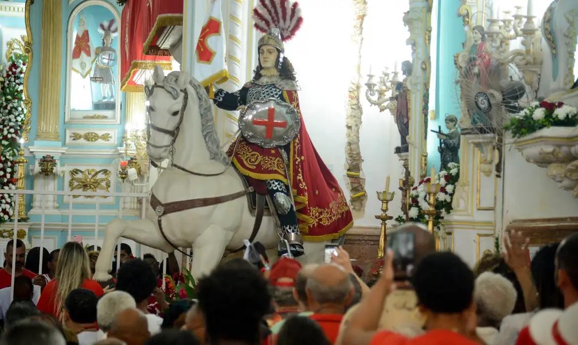 Devotos de São Jorge e Ogum ocupam as ruas do país em homenagem ao santo guerreiro