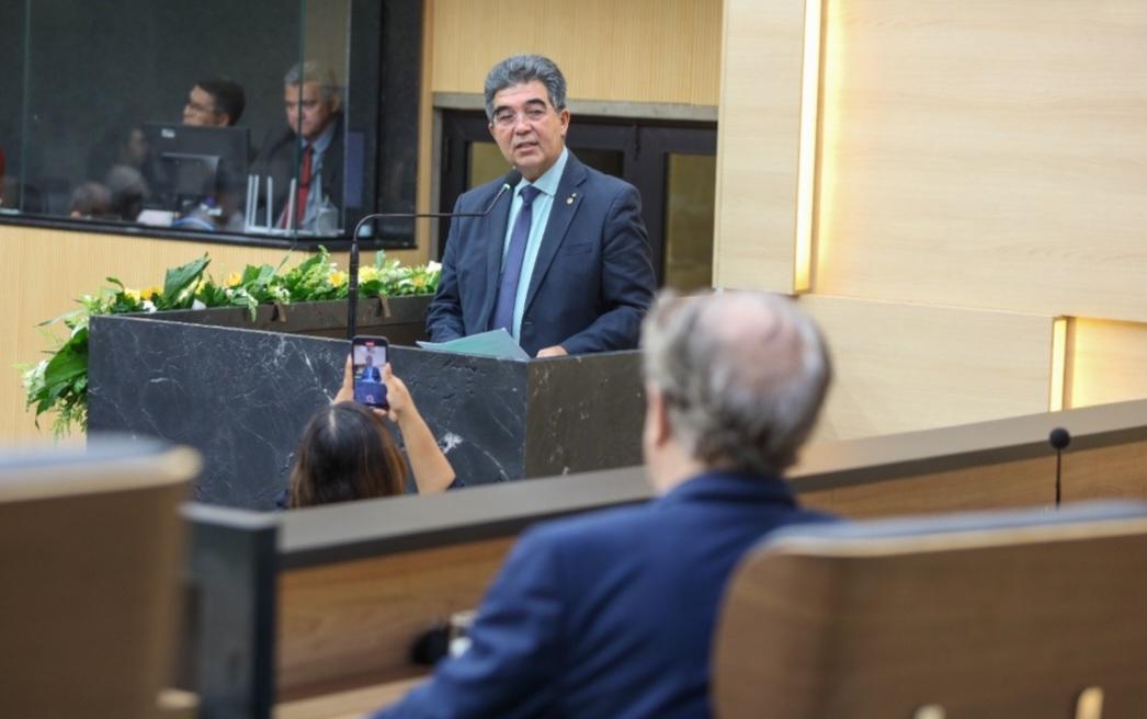 Ex-ministro da Educação recebe título de cidadania piauiense