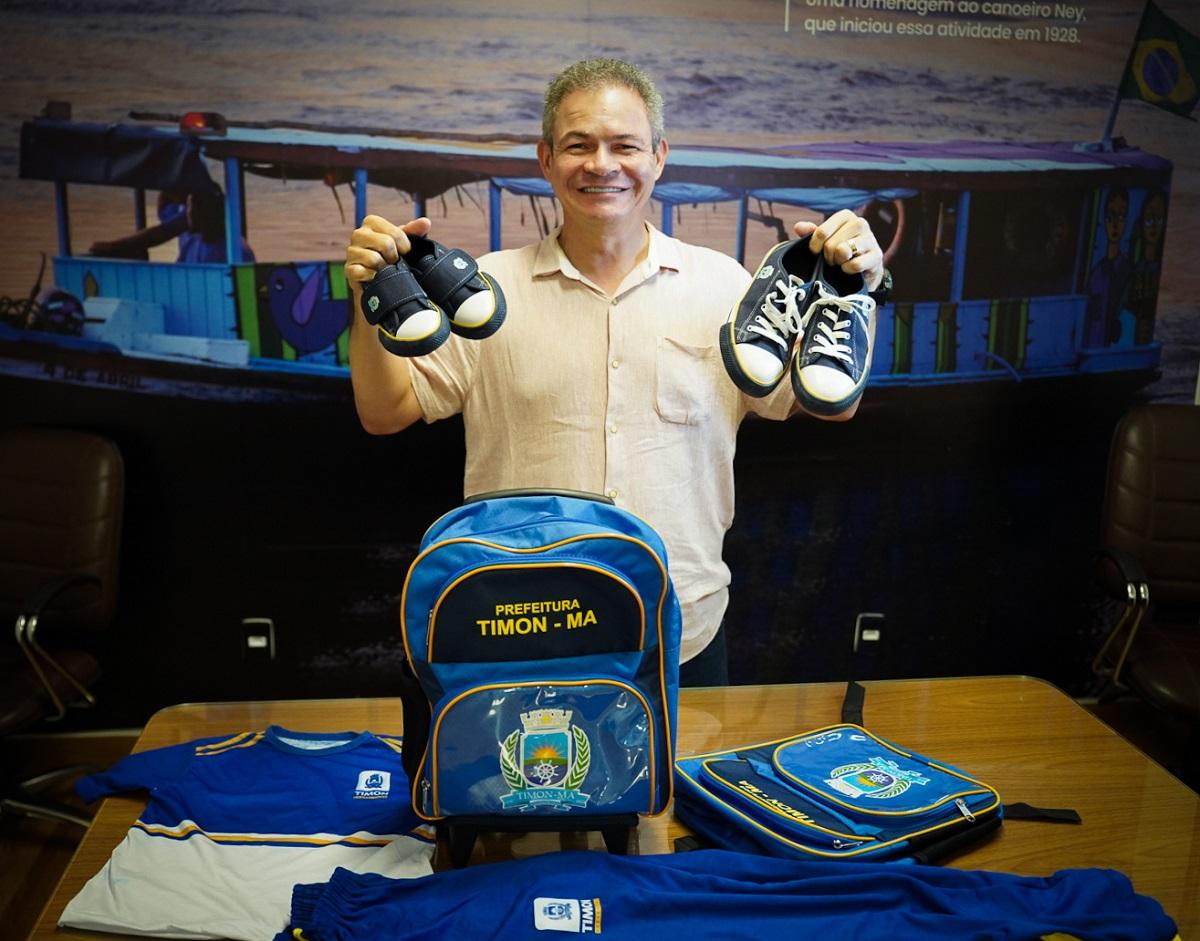 Prefeitura de Timon entrega de fardamento escolar para alunos da rede municipal