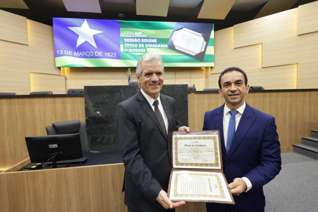 Embaixador de Cuba no Brasil recebe título de cidadania piauiense na Alepi