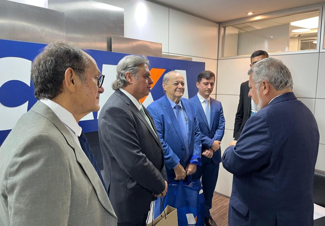 Júlio Arcoverde acompanha prefeito de Teresina em reunião na Caixa