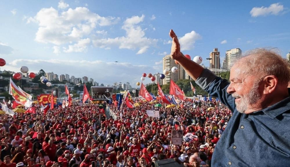 Lula tem queda na avaliação, mas reeleição é garantida