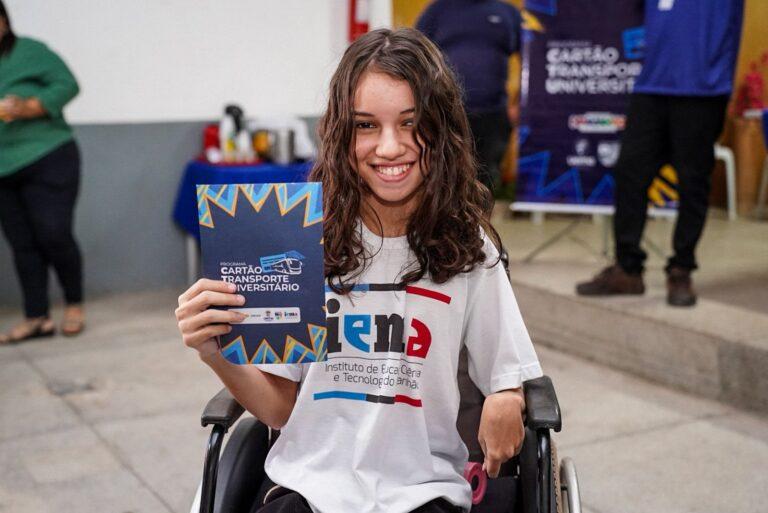 Prefeitura de Timon entrega cartão transporte universitário a estudantes do IEMA