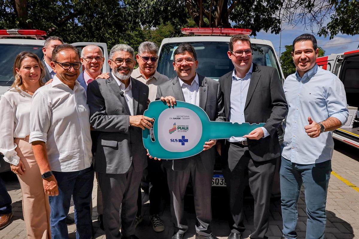 Rafael Fonteles entrega nove ambulâncias de suporte avançado para hospitais do interior