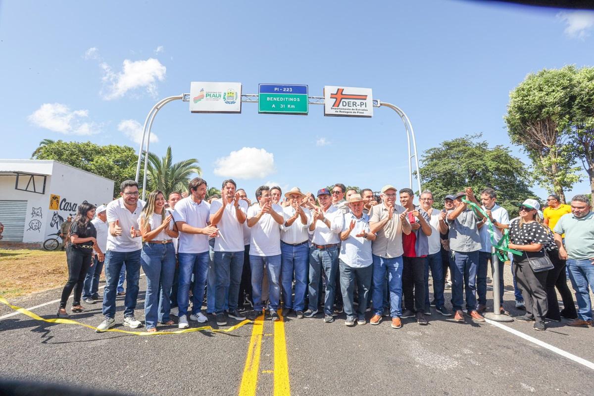 Rafael Fonteles entrega reforma da PI-223 e participa de início de obra de granja em Pau D’arco