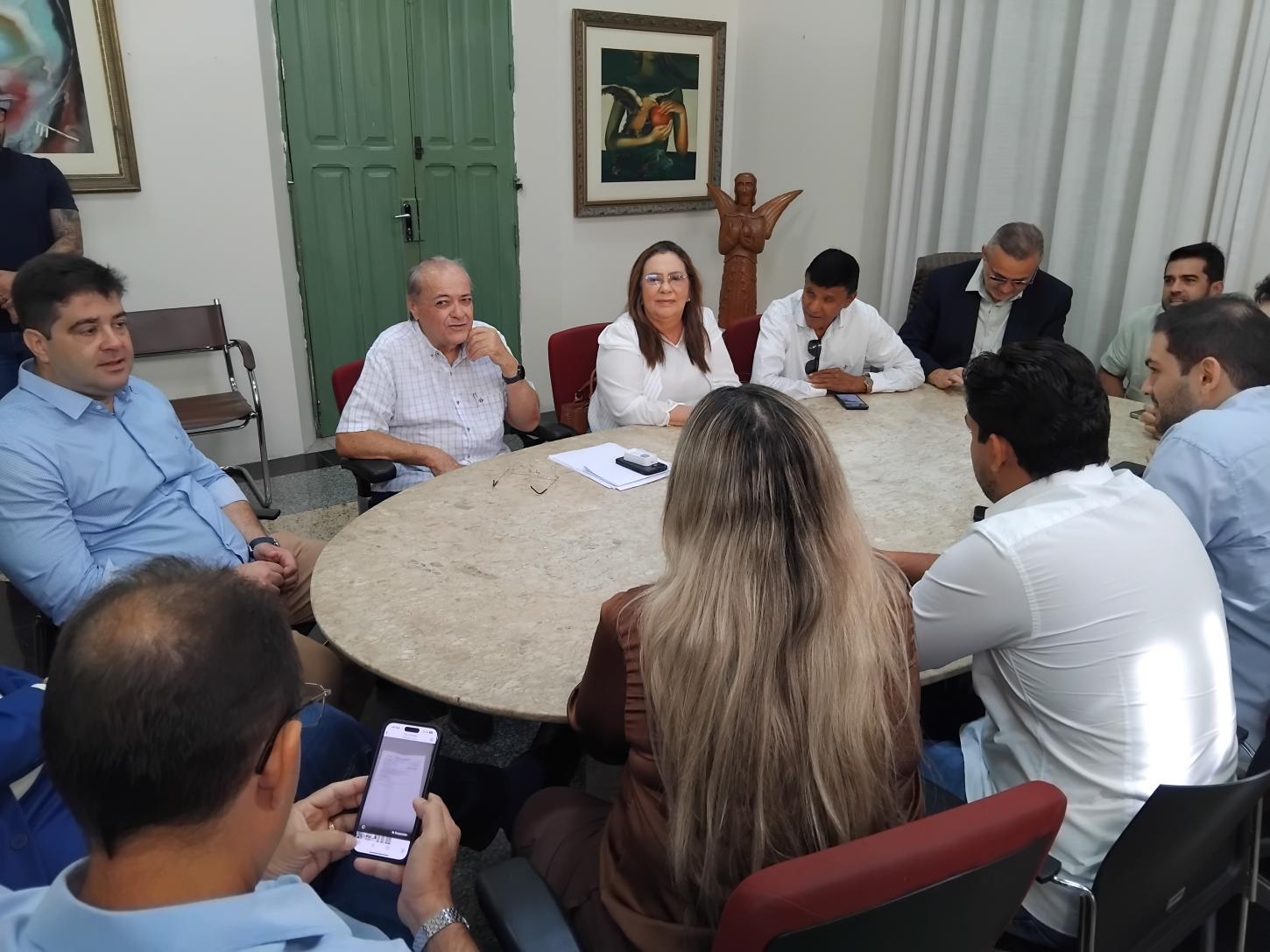 Vereadores cobram informações de Sílvio Mendes sobre rombo de R$ 3 bi
