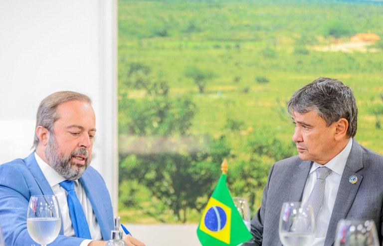 Wellington discute programas sociais e isenção na conta de luz com ministro de Minas e Energia
