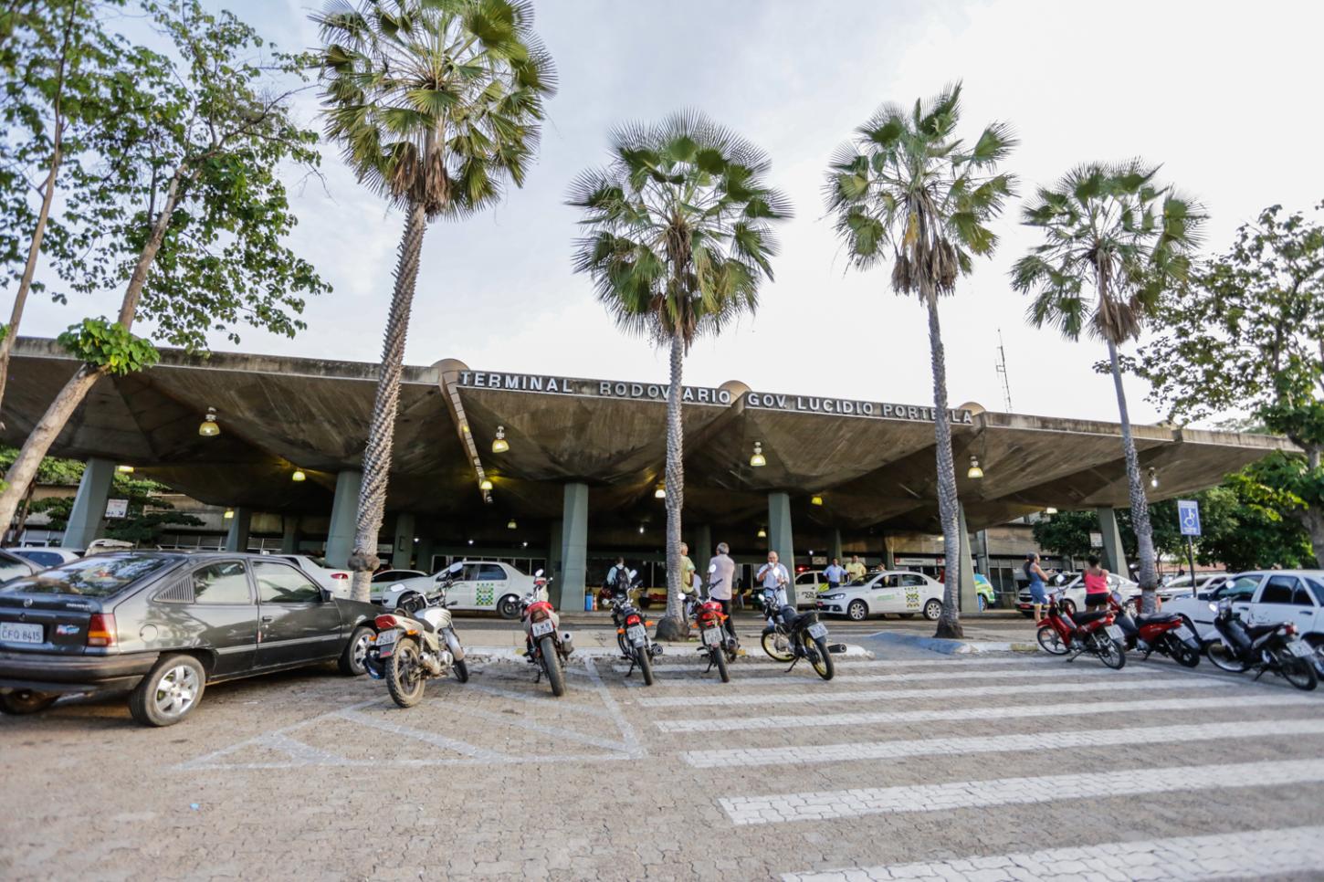 Deputado denuncia o abandono da praça em frente ao Terminal Rodoviário Lucídio Portela