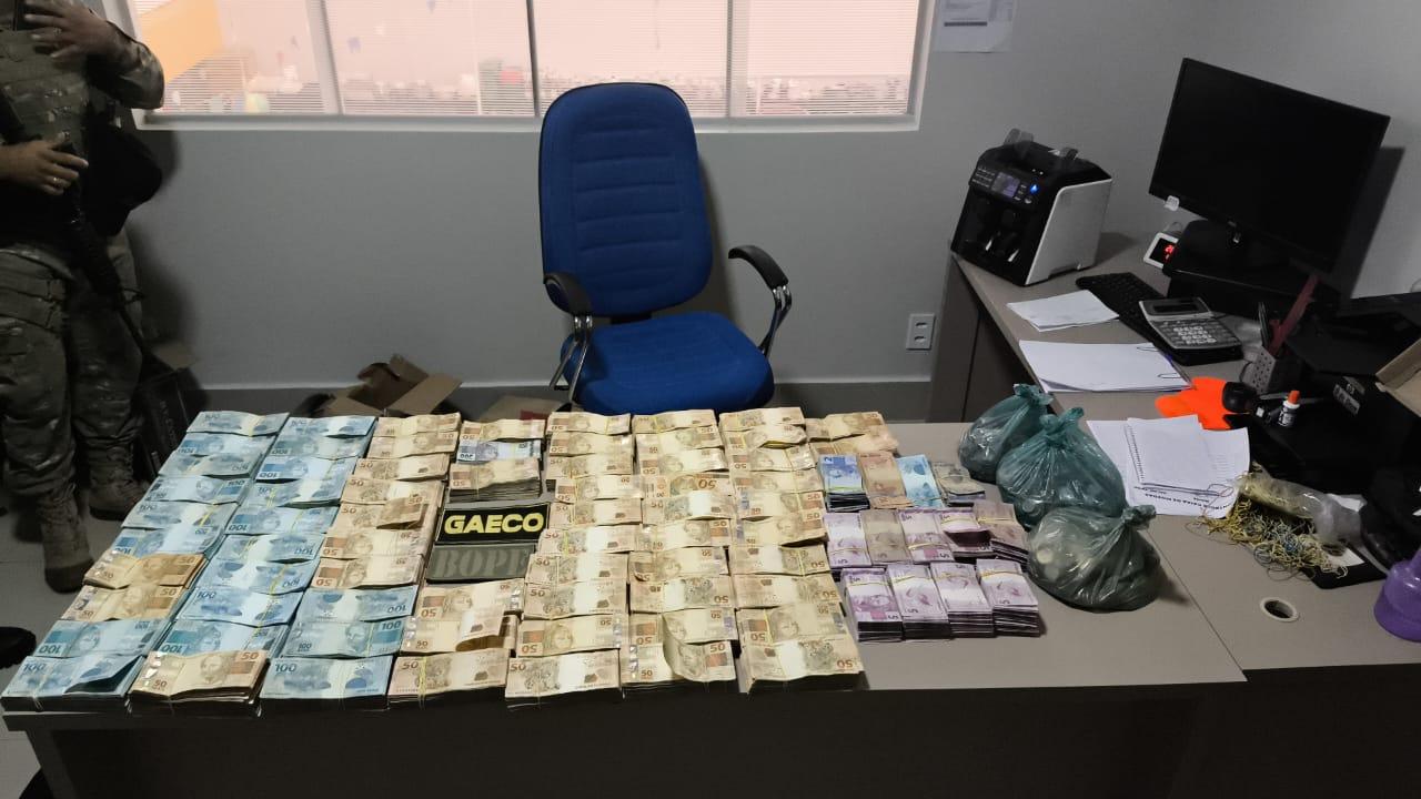 Gaeco e MPPI cumprem três mandados em Batalha e apreende R$ 900 mil com suspeito