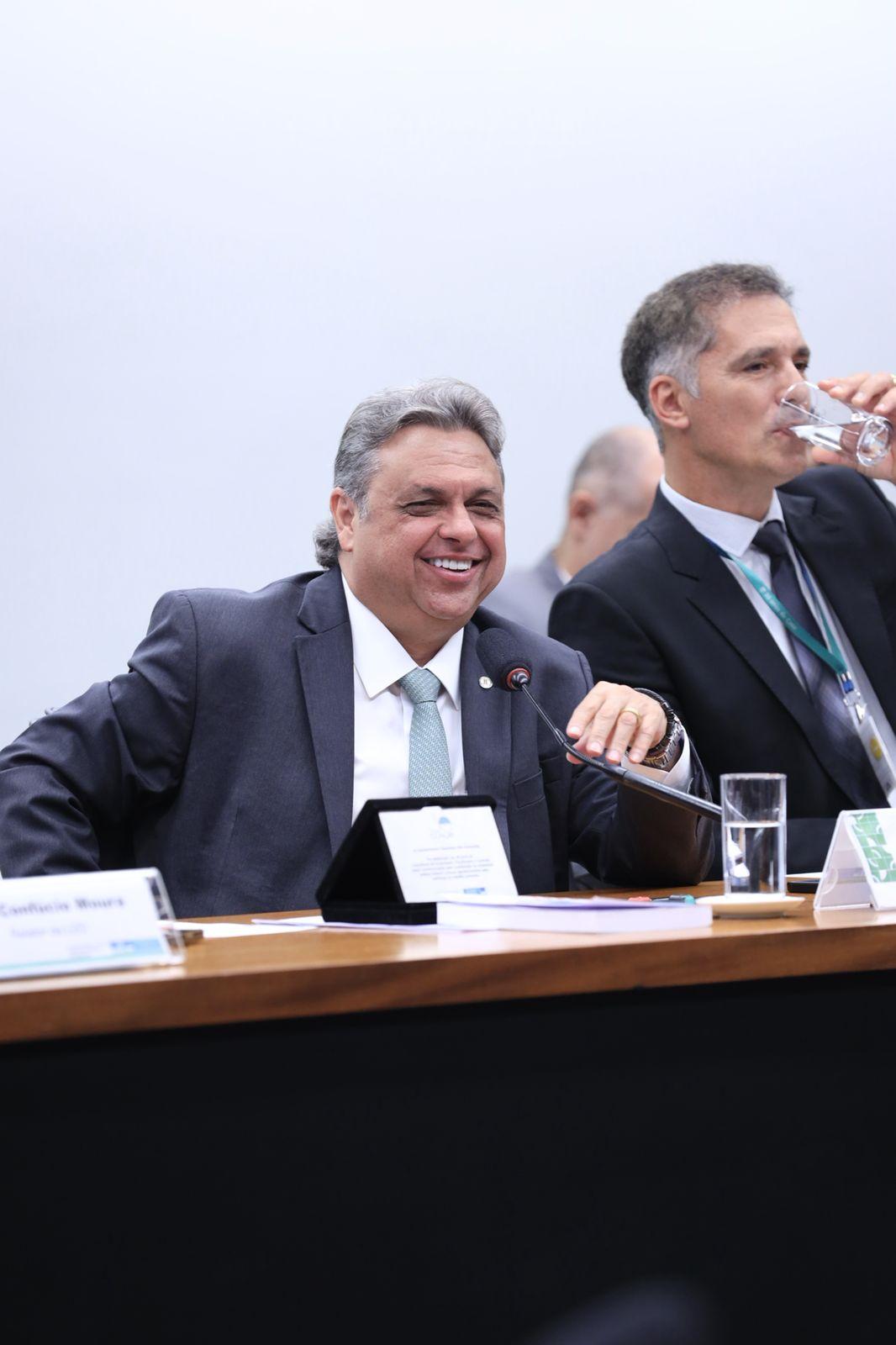 Júlio Arcoverde afirma que brasileiro não aguenta mais aumento de imposto