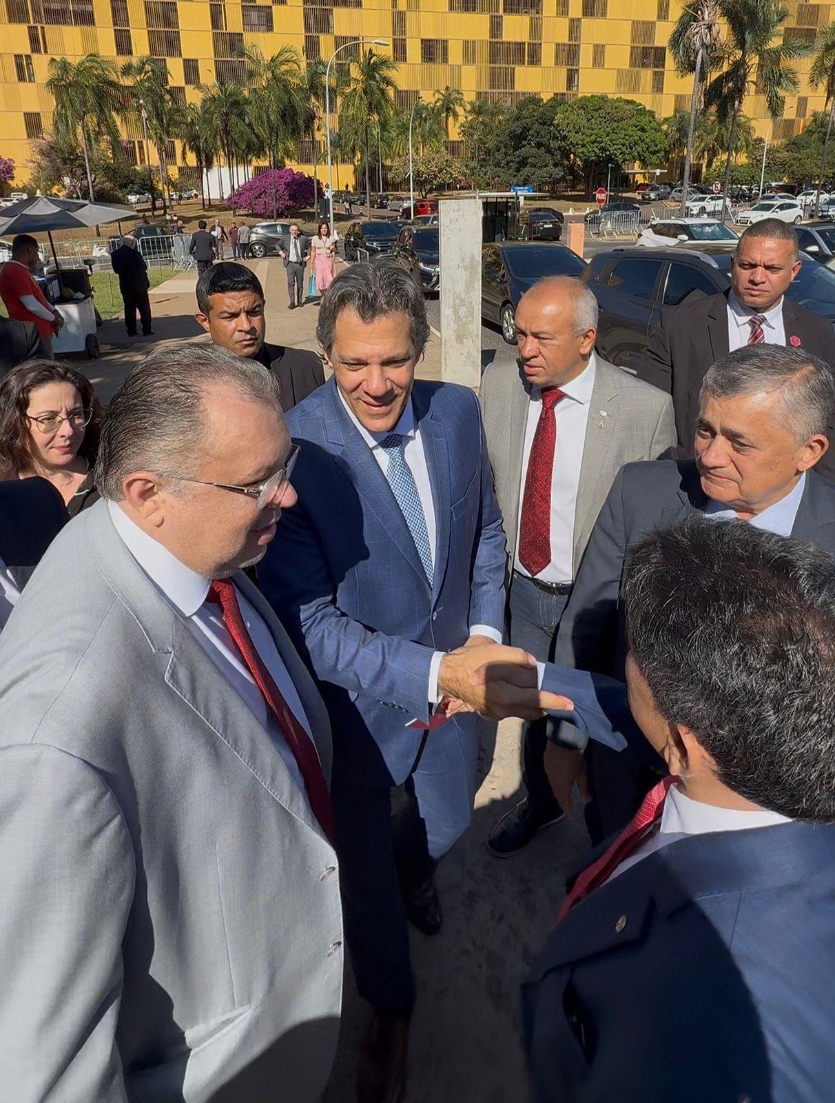 Ministro da Fazenda é recepcionado por Florentino Neto na Câmara dos Deputados