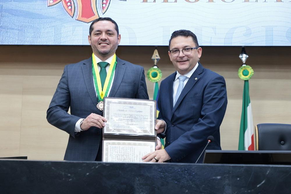 Roosevelt Figueiredo recebe a Medalha do Mérito Legislativo na Assembleia