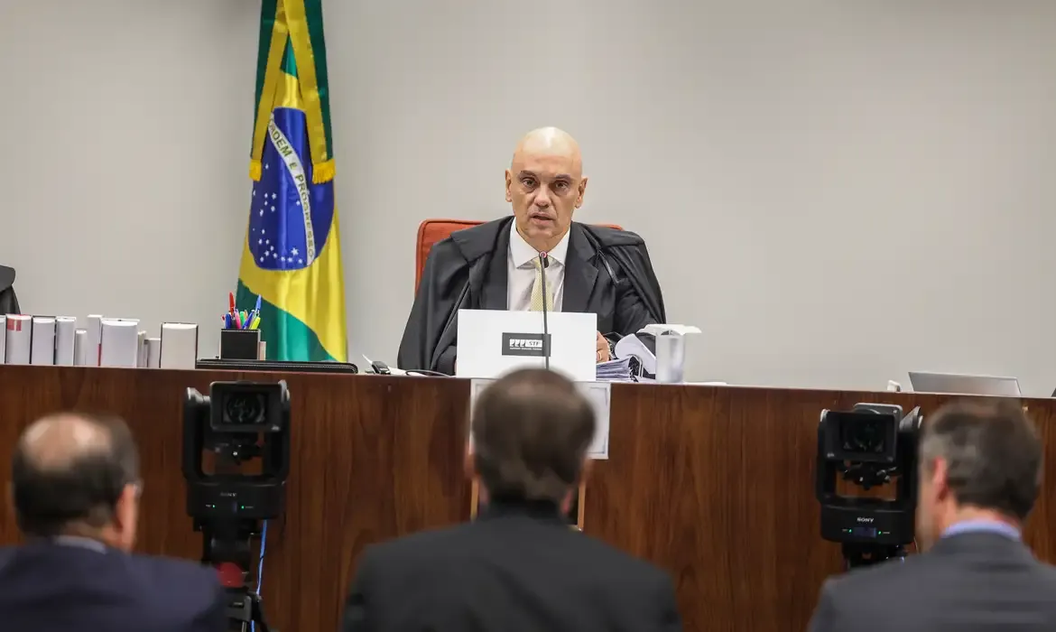 Alexandre de Moraes veta depoimentos de filhos de Bolsonaro na trama golpista